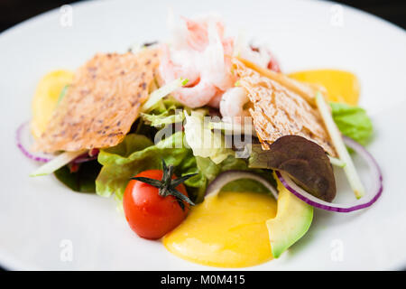 Salade de crevettes avec sauce Banque D'Images