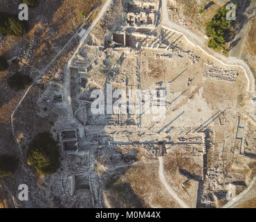 Vue aérienne de Amathounta ruines et colonnes en grec ancien site archéologique romain au Agios Tychonas, Limassol, Chypre. Ville royale d'Amathus demeure Banque D'Images