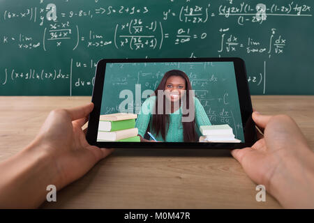 Close-up d'un étudiant qui la visioconférence avec Happy female teacher sur Tablet Plus de 24 Banque D'Images