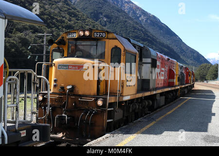 Trois recours DXC locos diesel-électrique sur le point d'être fixé à l'arrière de l'Alpin Trans Express à Arthur's Pass, île du Sud, Nouvelle-Zélande. Banque D'Images