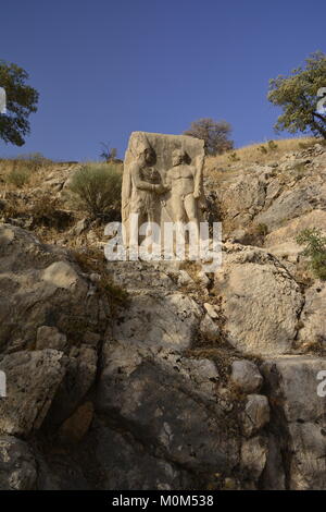 Une poignée de dexiosis, ou des secours, d'Héraclès (R) et le roi Mithradates. À l'ancienne capitale d'été Arsemia, en Turquie. Installé c. 50 B.C Banque D'Images