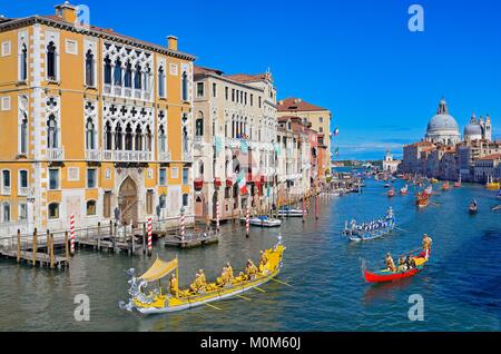 Italie Venise,Veneto,inscrite au Patrimoine Mondial de l'UNESCO,la régate historique sur le Grand Canal, Cavalli Franchetti palace sur la gauche et de l'église Santa Maria della Salute en arrière-plan Banque D'Images