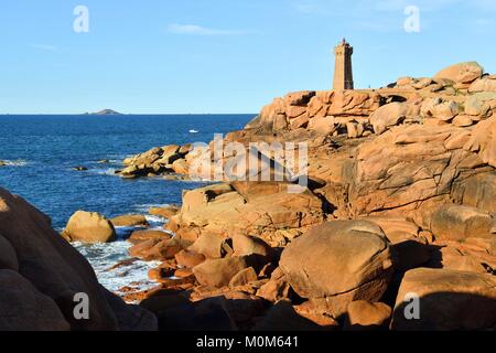 France,Cotes d'Armor, Perros Guirec, Ploumanac'h, côte de Granit Rose (cote de Granit Rose),la pointe de Squewel,le phare de Men Ruz Banque D'Images