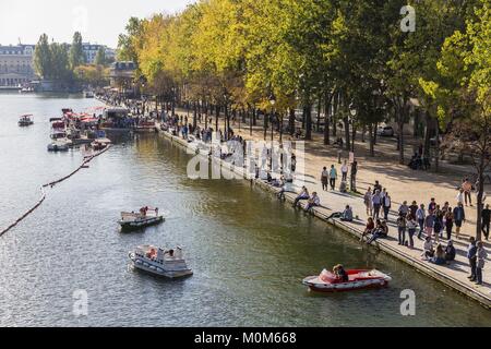 France,Paris,Bassin de la villette, le plus grand plan d'eau artificiel à Paris,qui relie le canal de l'Ourcq au Canal Saint-Martin, croisière sur les canaux et les bateaux pour les enfants quai de Seine Banque D'Images