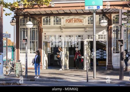 France,Paris,extérieur de la station de métro Port Royal à Montparnasse dans le 14ème arrondissement, boulevard de Port Royal Banque D'Images