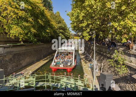 France,Paris,Bassin de la villette, le plus grand plan d'eau artificiel à Paris,verrou qui relie le canal de l'Ourcq au Canal Saint-Martin, croisière sur les canaux Banque D'Images