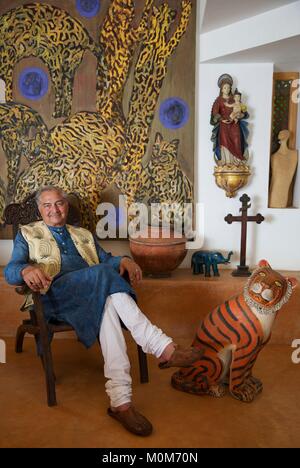 L'Inde, Goa, Coco beach,Richard Holkar,fils du maharadjah d'Indore, en renfermant une chaise au milieu de la décoration de son hôtel de luxe bouffonneries Ahilya par la mer Banque D'Images