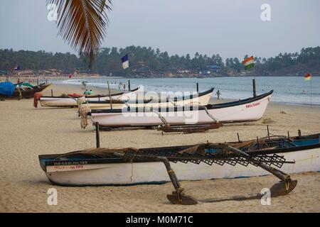 L'Inde, Goa, Palolem,bateaux pêcheurs échoué dans une plage de sable doré bordée de cocotiers Banque D'Images