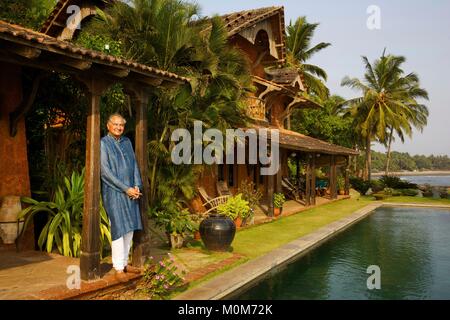 L'Inde, Goa, Coco beach,Richard Holkar,fils du maharadjah d'Indore, en face de son hôtel de luxe Ahilya par la mer avec sa piscine, en face d'une plage bordée de cocotiers Banque D'Images