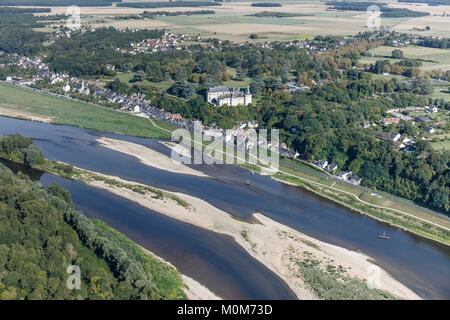 France,Loir et Cher, vallée de la Loire classée au Patrimoine Mondial de l'UNESCO, Chaumont sur Loire, le château sur la Loire et le village (vue aérienne) Banque D'Images