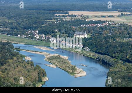 France,Loir et Cher, vallée de la Loire classée au Patrimoine Mondial de l'UNESCO, Chaumont sur Loire, le château sur la Loire et le village (vue aérienne) Banque D'Images