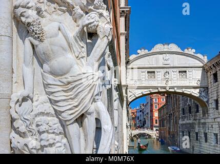 Italie Venise,Veneto,inscrite au Patrimoine Mondial de l'UNESCO, le pont des Soupirs et le soulagement de l'Ivresse de Noé, à l'angle du palais des Doges Banque D'Images