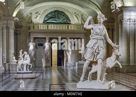 France,Paris,région inscrite au Patrimoine Mondial de l'UNESCO,Musée du Louvre,Caryatides prix,construit entre 1546 et 1549 par l'architecte Pierre Lescot. Antiquités romaines,ministère des répliques de sculptures grec romain. au premier plan : Diana de Versailles (Ist ou II ème siècle après J.-C.) Banque D'Images