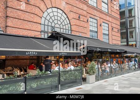 La Norvège, Oslo,quartier Aker Brygge, anciens entrepôts restaurés en restaurant et logement Banque D'Images