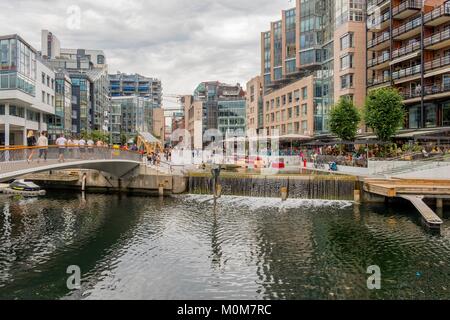 La Norvège, Oslo,quartier Aker Brygge, anciens entrepôts restaurés en restaurant et logement Banque D'Images