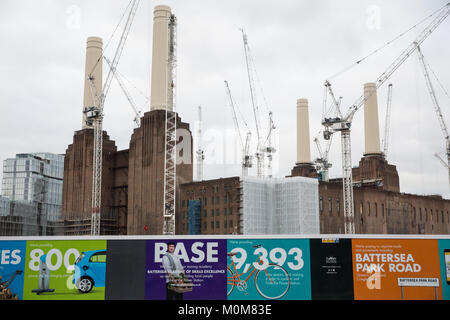 Londres, Royaume-Uni. 22 janvier, 2018. Une vue sur le travail de réaménagement en cours à Battersea Power Station. La semaine dernière, il a été signalé que le Grade II-énumérés Battersea Power Station serait vendu à fonds souverain malaisien Permodalan Nasional Berhad (PNB) et de la Caisse de prévoyance des employés de la Malaisie de 1,6 milliards € dans l'une des plus importantes transactions de propriété. Credit : Mark Kerrison/Alamy Live News Banque D'Images