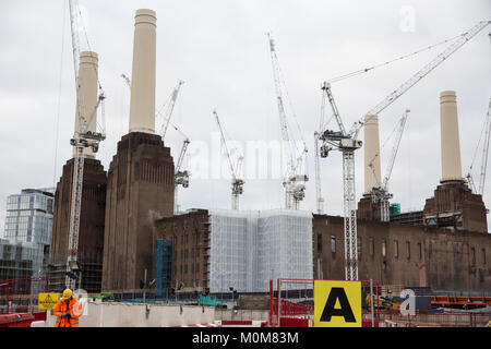 Londres, Royaume-Uni. 22 janvier, 2018. Une vue sur le travail de réaménagement en cours à Battersea Power Station. La semaine dernière, il a été signalé que le Grade II-énumérés Battersea Power Station serait vendu à fonds souverain malaisien Permodalan Nasional Berhad (PNB) et de la Caisse de prévoyance des employés de la Malaisie de 1,6 milliards € dans l'une des plus importantes transactions de propriété. Credit : Mark Kerrison/Alamy Live News Banque D'Images
