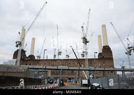 Londres, Royaume-Uni. 22 janvier, 2018. Une vue sur le travail de réaménagement en cours à Battersea Power Station. La semaine dernière, il a été signalé que le Grade II-énumérés Battersea Power Station serait vendu à fonds souverain malaisien Permodalan Nasional Berhad (PNB) et de la Caisse de prévoyance des employés de la Malaisie de 1,6 milliards € dans l'une des plus importantes transactions de propriété. Credit : Mark Kerrison/Alamy Live News Banque D'Images