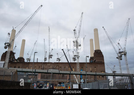 Londres, Royaume-Uni. 22 janvier, 2018. Une vue sur le travail de réaménagement en cours à Battersea Power Station. La semaine dernière, il a été signalé que le Grade II-énumérés Battersea Power Station serait vendu à fonds souverain malaisien Permodalan Nasional Berhad (PNB) et de la Caisse de prévoyance des employés de la Malaisie de 1,6 milliards € dans l'une des plus importantes transactions de propriété. Credit : Mark Kerrison/Alamy Live News Banque D'Images