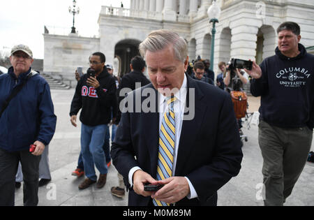 Washington, District de Columbia, Etats-Unis. 22 janvier, 2018. Le sénateur Lindsey Graham (R-SC) sort de la chambre du Sénat lundi après avoir voté pour mettre fin à la vieille de trois jours après l'arrêt du gouvernement américain démocrates républicains du Sénat s'est joint à l'appui d'un accord sur l'immigration et de la dépense. Credit : Miguel Juarez Lugo/ZUMA/Alamy Fil Live News Banque D'Images