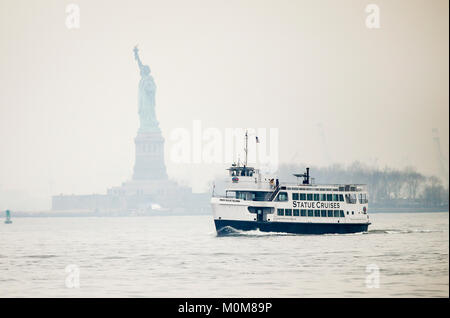 New York, USA. 22 janvier, 2018. Les touristes de retour avec le navire de croisière après la visite de la Statue de la Liberté et Ellis Island, à New York, aux États-Unis, le 22 janvier 2018. New York City's établissement emblématique de la Statue de la liberté rouverte lundi aux dépens des fonds de l'état après une brève fermeture à la suite de la fermeture du gouvernement fédéral américain. Selon un communiqué de presse publié le gouverneur de l'Etat de New York Andrew Cuomo's website, le coût du maintien de la Statue de la Liberté et Ellis Island Monument National est ouvert 65 000 dollars US par jour. Credit : Wang Ying/Xinhua/Alamy Live News Banque D'Images