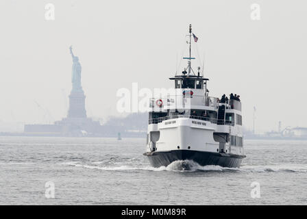 New York, USA. 22 janvier, 2018. Les touristes de retour avec le navire de croisière après la visite de la Statue de la Liberté et Ellis Island, à New York, aux États-Unis, le 22 janvier 2018. New York City's établissement emblématique de la Statue de la liberté rouverte lundi aux dépens des fonds de l'état après une brève fermeture à la suite de la fermeture du gouvernement fédéral américain. Selon un communiqué de presse publié le gouverneur de l'Etat de New York Andrew Cuomo's website, le coût du maintien de la Statue de la Liberté et Ellis Island Monument National est ouvert 65 000 dollars US par jour. Credit : Wang Ying/Xinhua/Alamy Live News Banque D'Images