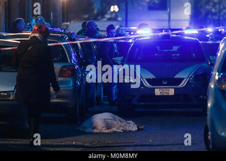 La Camorra embuscade, un 54-year-old woman, Annamaria Palmieri, a été tué dans une embuscade dans la Via del'Alveo Artificiale, dans le quartier de San Giovanni a Teduccio à Naples. La femme avait des précédents pour crimes contre la propriété, pour les médicaments et pour association de malfaiteurs. Banque D'Images