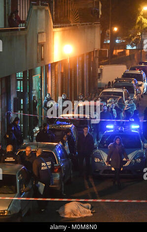 La Camorra embuscade, un 54-year-old woman, Annamaria Palmieri, a été tué dans une embuscade dans la Via del'Alveo Artificiale, dans le quartier de San Giovanni a Teduccio à Naples. La femme avait des précédents pour crimes contre la propriété, pour les médicaments et pour association de malfaiteurs. Banque D'Images