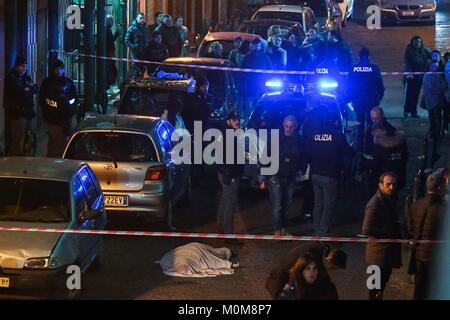 La Camorra embuscade, un 54-year-old woman, Annamaria Palmieri, a été tué dans une embuscade dans la Via del'Alveo Artificiale, dans le quartier de San Giovanni a Teduccio à Naples. La femme avait des précédents pour crimes contre la propriété, pour les médicaments et pour association de malfaiteurs. Banque D'Images