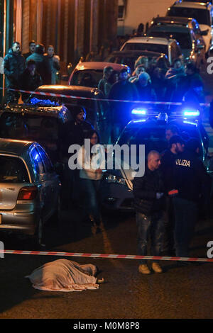 La Camorra embuscade, un 54-year-old woman, Annamaria Palmieri, a été tué dans une embuscade dans la Via del'Alveo Artificiale, dans le quartier de San Giovanni a Teduccio à Naples. La femme avait des précédents pour crimes contre la propriété, pour les médicaments et pour association de malfaiteurs. Banque D'Images