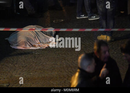 La Camorra embuscade, un 54-year-old woman, Annamaria Palmieri, a été tué dans une embuscade dans la Via del'Alveo Artificiale, dans le quartier de San Giovanni a Teduccio à Naples. La femme avait des précédents pour crimes contre la propriété, pour les médicaments et pour association de malfaiteurs. Banque D'Images