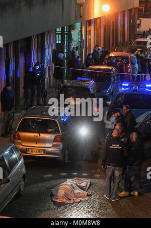 La Camorra embuscade, un 54-year-old woman, Annamaria Palmieri, a été tué dans une embuscade dans la Via del'Alveo Artificiale, dans le quartier de San Giovanni a Teduccio à Naples. La femme avait des précédents pour crimes contre la propriété, pour les médicaments et pour association de malfaiteurs. Banque D'Images