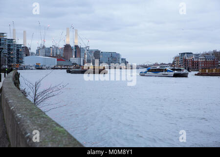 Londres, Royaume-Uni. 22 janvier, 2018. Une vue sur le travail de réaménagement en cours à Battersea Power Station. La semaine dernière, il a été signalé que le Grade II-énumérés Battersea Power Station serait vendu à fonds souverain malaisien Permodalan Nasional Berhad (PNB) et de la Caisse de prévoyance des employés de la Malaisie de 1,6 milliards € dans l'une des plus importantes transactions de propriété. Credit : Mark Kerrison/Alamy Live News Banque D'Images