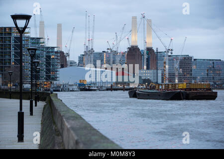Londres, Royaume-Uni. 22 janvier, 2018. Une vue sur le travail de réaménagement en cours à Battersea Power Station. La semaine dernière, il a été signalé que le Grade II-énumérés Battersea Power Station serait vendu à fonds souverain malaisien Permodalan Nasional Berhad (PNB) et de la Caisse de prévoyance des employés de la Malaisie de 1,6 milliards € dans l'une des plus importantes transactions de propriété. Credit : Mark Kerrison/Alamy Live News Banque D'Images