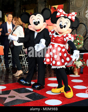 Los Angeles, USA. 22 janvier, 2018. Personnage de Disney Minnie Mouse (R) et Mickey Mouse assister à une cérémonie honorant étoile sur le Hollywood Walk of Fame à Los Angeles, aux États-Unis, le 22 janvier 2018. Minnie a reçu une étoile sur le Hollywood Walk of Fame le lundi. Crédit : Li Ying/Xinhua/Alamy Live News Banque D'Images