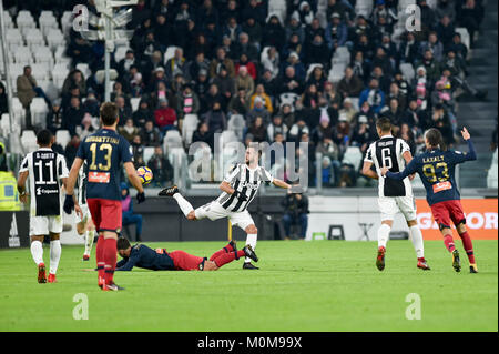 Turin, Italie. 22 janvier, 2018. Code Pjanic (Juventus), Luca Rossettini (CFC), Gênes j11Sami Khedira (Juventus), Diego Laxalt (CFC), Gênes pendant l'Italia Serie A match de football entre la Juventus et le Genoa CFC de Allianz Stadium le 22 janvier 2018 à Turin, Italie. Crédit : Antonio Polia/Alamy Live News Banque D'Images