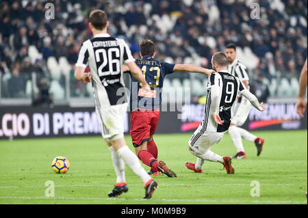 Turin, Italie. 22 janvier, 2018. Gonzalo Higuain (Juventus) est en concurrence pour le bal avec Luca Rossettini (Genoa CFC), au cours de l'Italia Serie A match de football entre la Juventus et le Genoa CFC de Allianz Stadium le 22 janvier 2018 à Turin, Italie. Crédit : Antonio Polia/Alamy Live News Banque D'Images