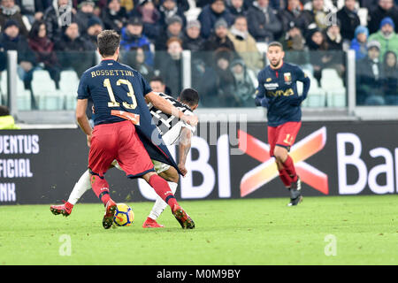 Turin, Italie. 22 janvier, 2018. Douglas Costa Juventus FC), Luca Rossettini (CFC), Gênes pendant l'Italia Serie A match de football entre la Juventus et le Genoa CFC de Allianz Stadium le 22 janvier 2018 à Turin, Italie. Crédit : Antonio Polia/Alamy Live News Banque D'Images