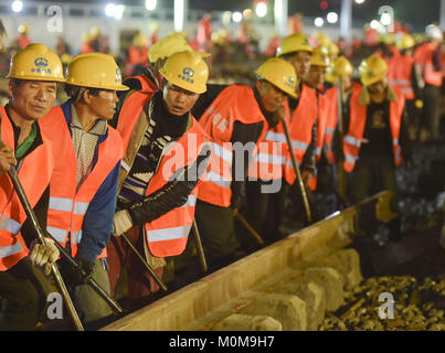 Longyan. 19 Jan, 2018. Travail des travailleurs sur le chantier de construction de Longyan gare à rejoindre trois chemins existant à un nouveau chemin de fer reliant Shanghai et Qingdao Lianyungang en Chine du sud-est de la province de Fujian, janv. 19, 2018. Le projet, impliquant 1 500 travailleurs, est terminé en moins de 9 heures. Les 246,55 km-long Nanping-Longyan railway, conçu pour fonctionner à une vitesse de 200 km/h, est une partie du plan pour améliorer le système de transport local. Credit : Chanson Weiwei/Xinhua/Alamy Live News Banque D'Images