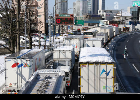 Tokyo, Japon. 23 Jan, 2018. Embouteillage est causée par les fortes chutes de neige à Tokyo le mardi, Janvier 23, 2018. Couverture de neige couverts zone métropolitaine de Tokyo et au Japon, l'agence météorologique a émis un avertissement de neige lourde. Credit : Yoshio Tsunoda/AFLO/Alamy Live News Banque D'Images