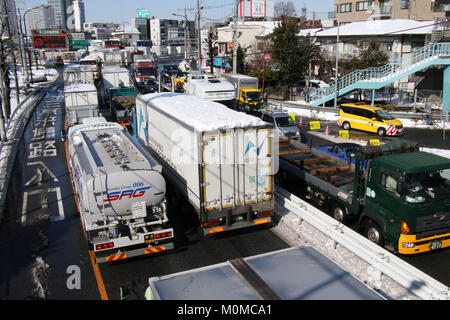 Tokyo, Japon. 23 Jan, 2018. Embouteillage est causée par les fortes chutes de neige à Tokyo le mardi, Janvier 23, 2018. Couverture de neige couverts zone métropolitaine de Tokyo et au Japon, l'agence météorologique a émis un avertissement de neige lourde. Credit : Yoshio Tsunoda/AFLO/Alamy Live News Banque D'Images
