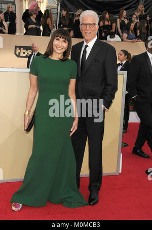 Los Angeles, Californie, USA. Jan 21, 2018. 21 janvier 2018 - Los Angeles, California USA - actrice Mary Steenburgen, l'Acteur Ted Danson à la 24e assemblée annuelle des Screen Actors Guild Awards - Arrivals tenue au Shrine Auditorium, Los Angeles. Crédit : Paul Fenton/ZUMA/Alamy Fil Live News Banque D'Images