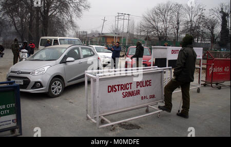 Srinagar, au Cachemire. 23 Jan, 2018. La police indienne arrêter les véhicules de l'avant de la journée de la République indienne le 26 janvier. La sécurité a augmenté depuis les attaques à la grenade 2 le jour avant. Un civil et un policier ont été blessés dans des attaques par des militants lundi dans la vallée du Cachemire, a annoncé la police. Credit : Sofi suhail/Alamy Live News Banque D'Images