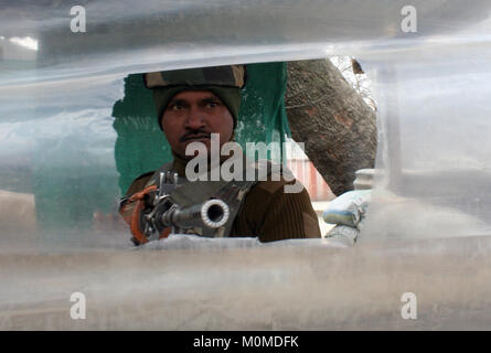 Srinagar, au Cachemire. 23 Jan, 2018. Cavalier indien monte la garde à l'intérieur d'un bunker de l'avant de la journée de la République indienne le 26 janvier. La sécurité a augmenté depuis les attaques à la grenade 2 le jour avant. Un civil et un policier ont été blessés dans des attaques par des militants lundi dans la vallée du Cachemire, a annoncé la police. Credit : Sofi suhail/Alamy Live News Banque D'Images