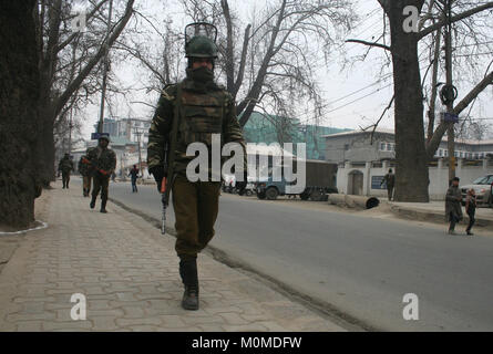 Srinagar, au Cachemire. 23 Jan, 2018. Patrouille de la troupe indienne indienne de la journée de la République le 26 janvier. La sécurité a augmenté depuis les attaques à la grenade 2 le jour avant. Un civil et un policier ont été blessés dans des attaques par des militants lundi dans la vallée du Cachemire, a annoncé la police. Credit : Sofi suhail/Alamy Live News Banque D'Images