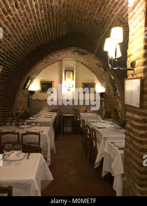 Madrid, Espagne. 15 Jan, 2018. La vue de l'intérieur du restaurant "obrino de Botín' dans le centre de Madrid, Espagne, 15 janvier 2018. Le restaurant a été ouvert en 1725 et peut être trouvée dans le Livre Guinness des Records comme le plus ancien du monde 'Restaurant'. Credit : Carola Frentzen/dpa/Alamy Live News Banque D'Images