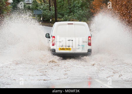 Croftamie, Stirlingshire, Scotland, UK. 23 Jan, 2018. UK - Scottish Environment Protection Agency (SEPA) van de la conduite dans une route inondée dans Croftamie, Stirlingshire. De fortes pluies et de la fonte des neiges provoque des inondations localisées et des eaux de surface sur les routes Crédit : Kay Roxby/Alamy Live News Banque D'Images