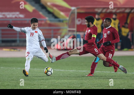 (180123) --, le 23 janvier 2018 (Xinhua) -- Nguyen Quang Hai (L) du Vietnam pousses durant la demi-finale entre le Qatar et le Vietnam à l'AFC championnat U23 à Changzhou, Jiangsu Province de Chine orientale, le 23 janvier 2018. (Xinhua/Yang Lei) Banque D'Images
