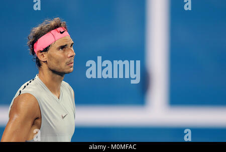 Melbourne, Australie. 23 Jan, 2018. Rafael Nadal l'Espagne réagit pendant le quart de finale du tournoi de la Croatie contre Marin Cilic à l'Open d'Australie 2018 à Melbourne, Australie, le 23 janvier 2018. Rafael Nadal a pris sa retraite avec blessure en quart de finale. Credit : Bai Xuefei/Xinhua/Alamy Live News Banque D'Images