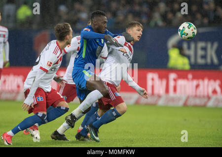 Dem Alle Ball après (v.r.) : Jann-Fiete ARP (HH), Josuha GUILAVOGUI (WOB) und Luca WALDSCHMIDT (HH) verfolgen den Spielball ; Spielszene ; Aktion, Fussball 1. Bundesliga, 15. journée, le HSV Hambourg Hambourg Hambourg (HH) - VfL Wolfsburg (WOB) 0:0, am 09.12.2017 à Hambourg/Allemagne. Dans le monde d'utilisation | Banque D'Images